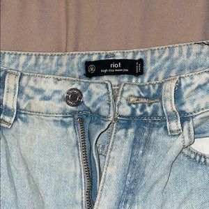 Ripped High Rise Mom Jeans (Light Wash)